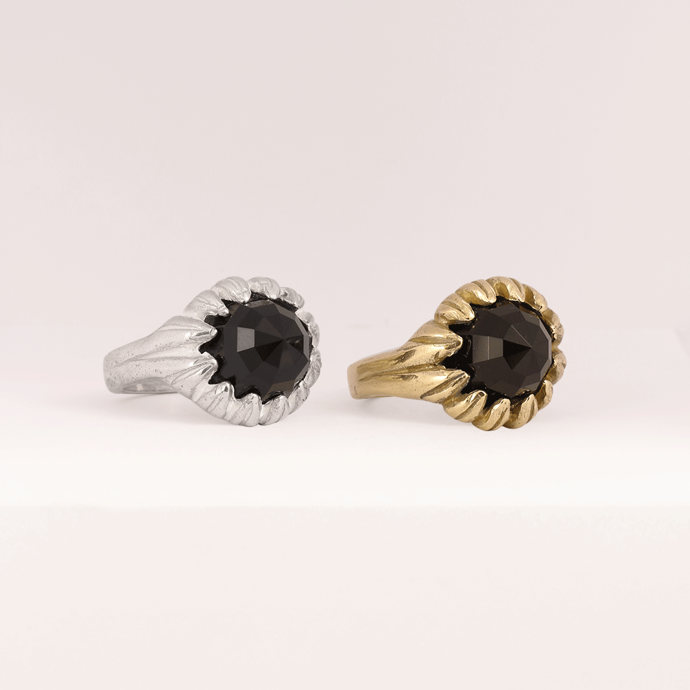 La Fleur Onyx Ring in Brass